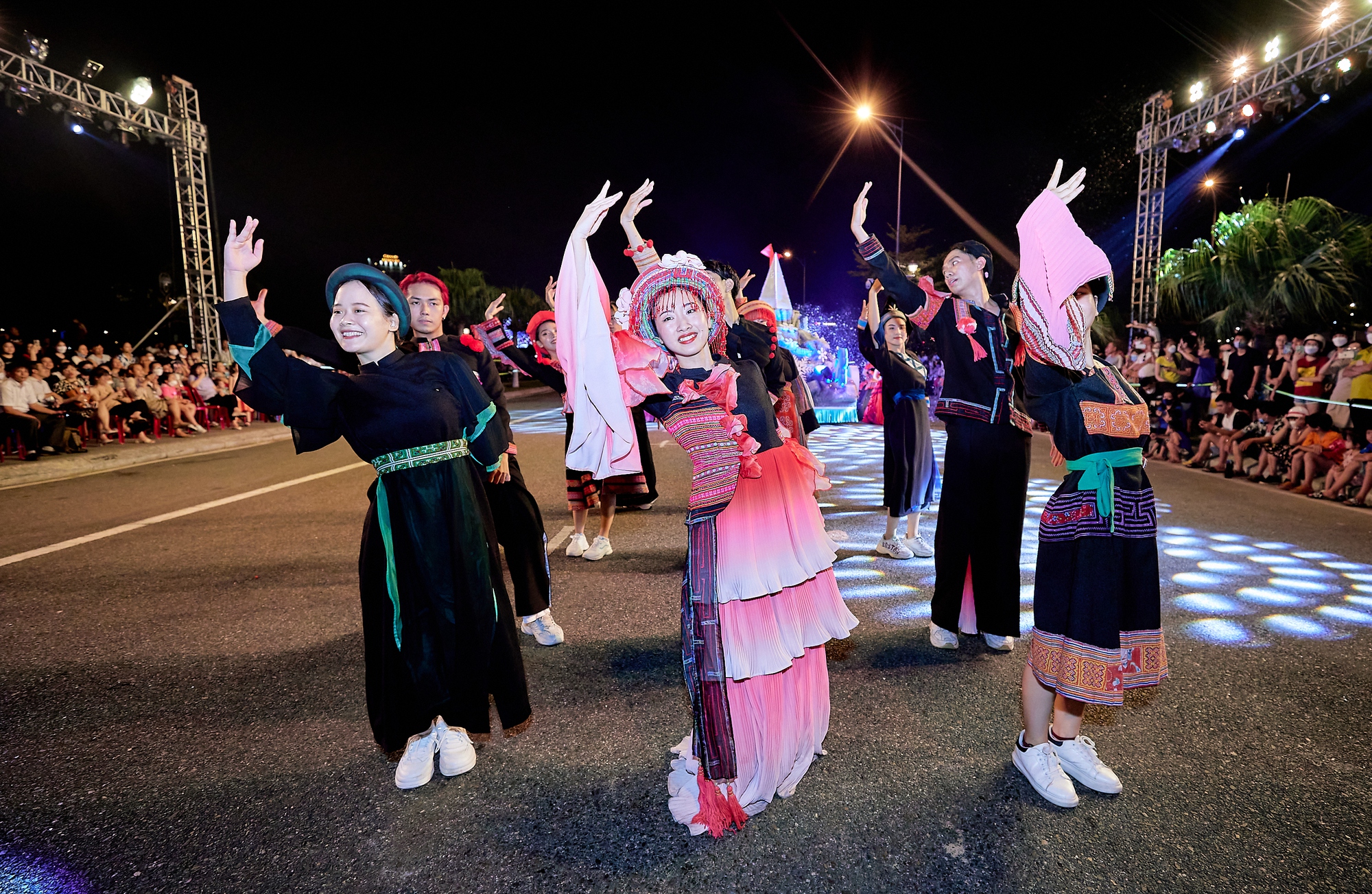 Đà Nẵng rực rỡ sắc màu với đêm lễ hội Carnival đường phố-5