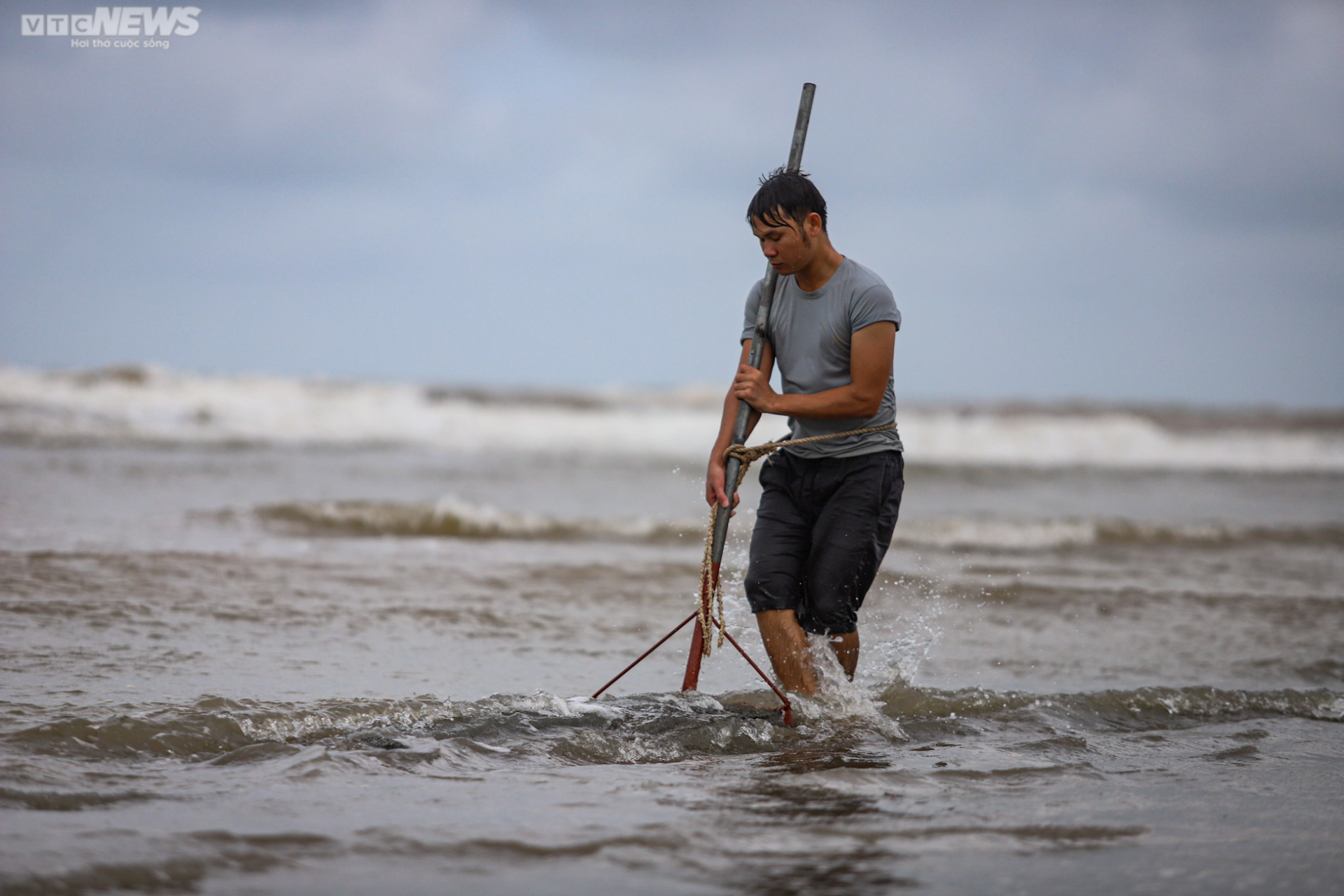 Ảnh: Người Hà Tĩnh đổ xô ra biển vớt sò lông sau mưa bão-8