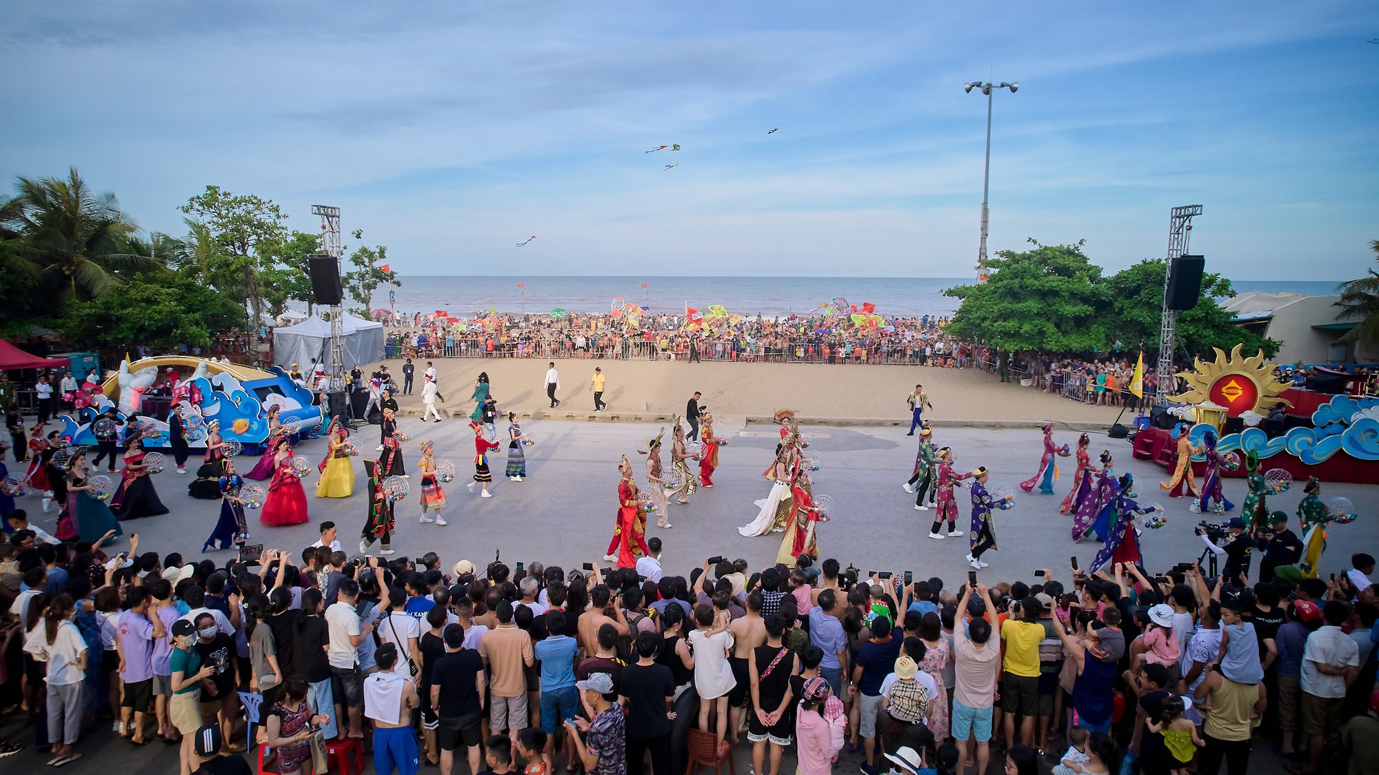 100 vũ công Brazil, Moldova, Colombia... khuấy động Carnival du lịch biển Sầm Sơn-3
