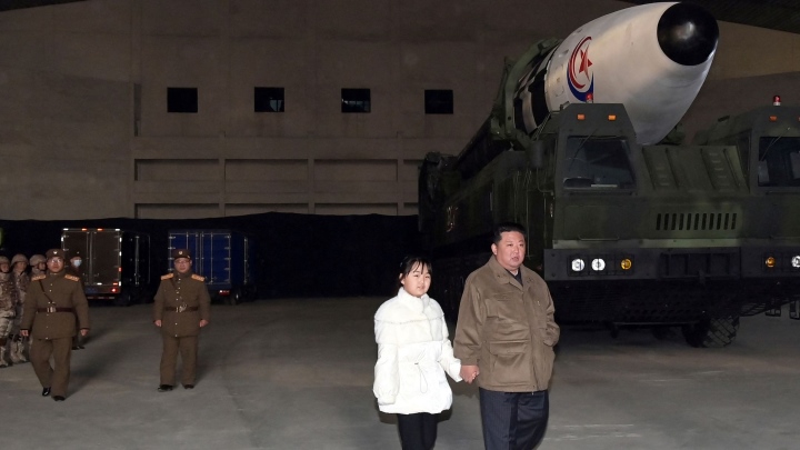 Ông Kim Jong-un đưa vợ con đi xem phóng tên lửa đạn đạo xuyên lục địa-3