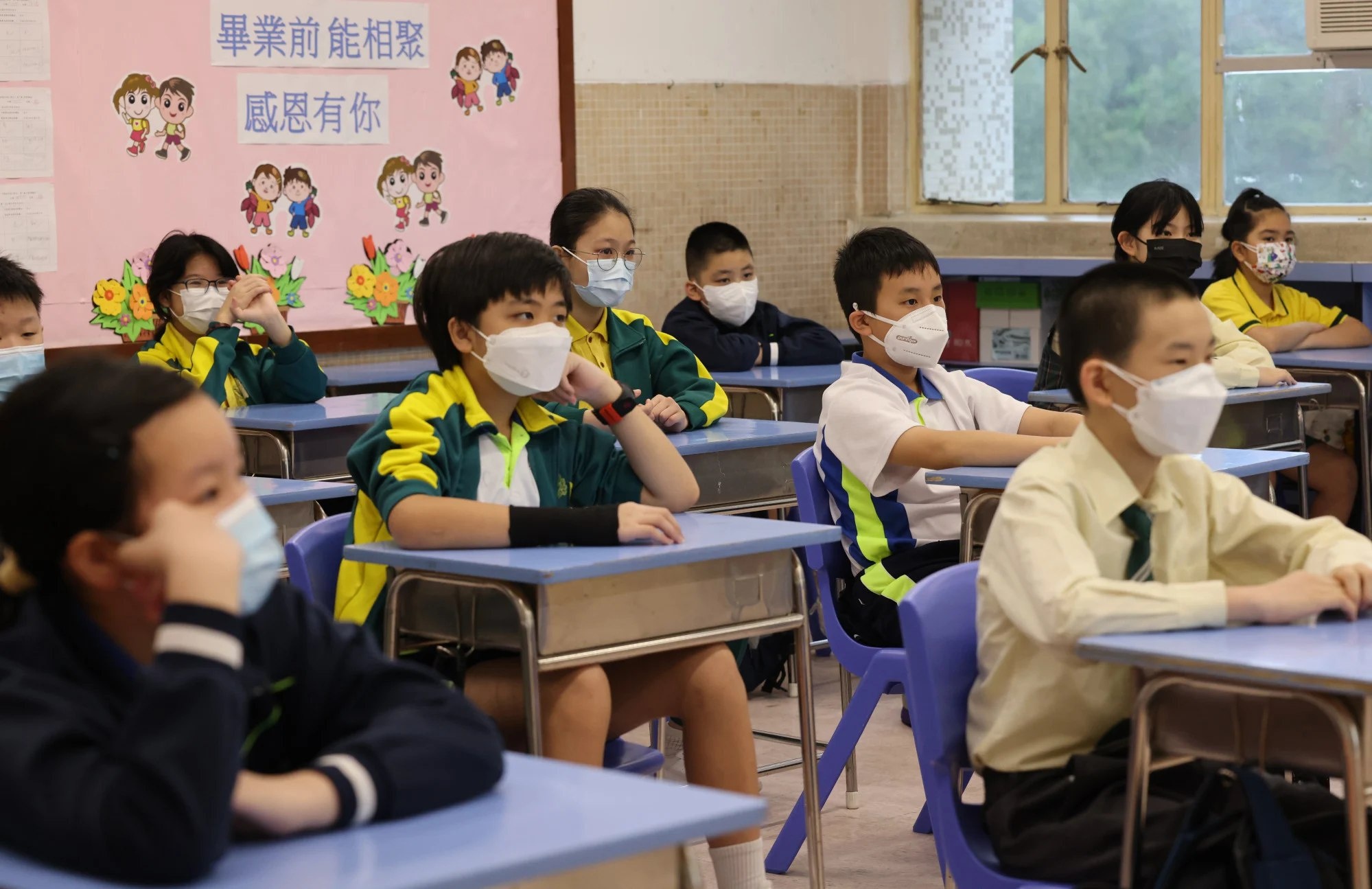 Trẻ THCS ở Hong Kong phải tiêm đủ 3 mũi vaccine để được học trực tiếp-1
