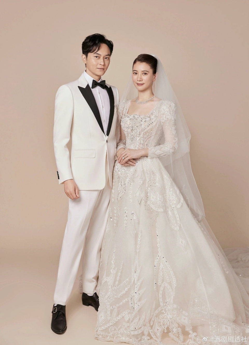 Sau gần 20 năm kết hôn, cựu hoa hậu Viên Vịnh Nghi lần đầu mặc váy cưới-4