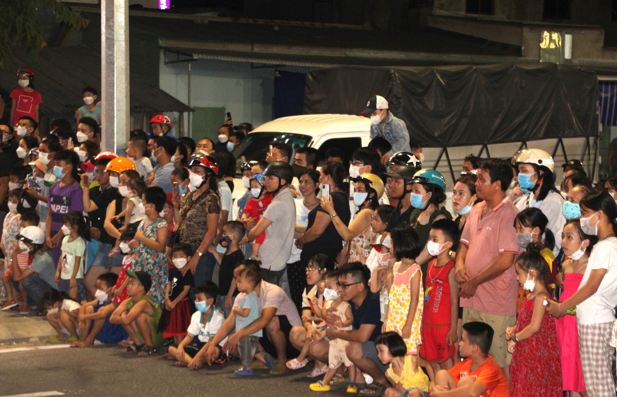 Quảng Nam: Đông nghịt người dân ở TP Tam Kỳ đổ ra đường xem múa lân-2