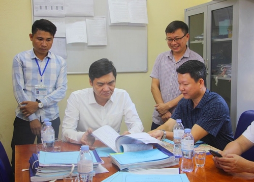 Phó Bí thư Tỉnh ủy, Phó Chủ tịch UBND tỉnh Hoàng Nghĩa Hiếu kiểm tra việc chống khai thác IUU tại một số cảng cá-2