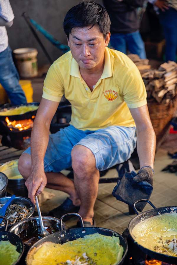 Bánh xèo chay 23 năm đãi khách miễn phí ở An Giang, số lượng bánh đổ 6.000 chiếc/ngày, người đổ bánh “MÚA” với 10 chảo liên tục-4