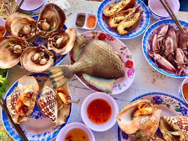 “Ăn sập” đảo Phú Quý với những quán địa phương giá rẻ mà lại cực ngon: Bỏ túi 100k đảm bảo “no lặc lè”-13