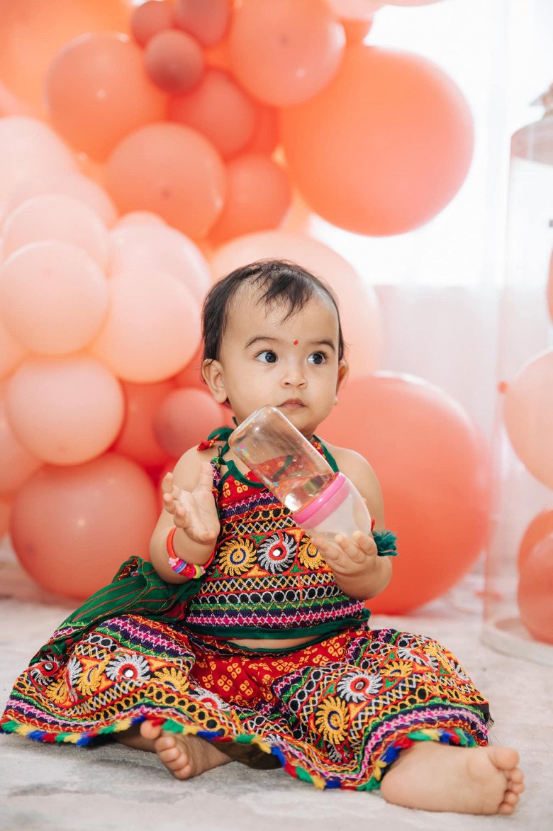 Gia đình Võ Hạ Trâm mừng sinh nhật con gái 1 tuổi chuẩn phong cách Ấn Độ, cô bé nhìn quá cưng-4