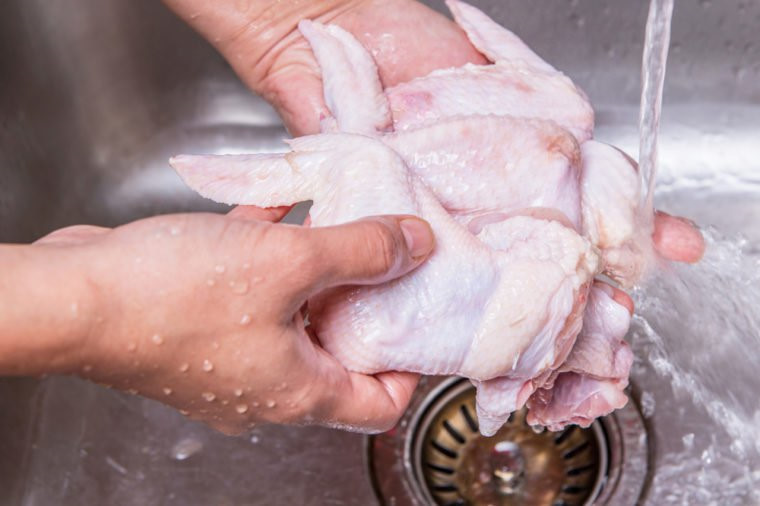 Chớ dại rửa thịt gà trước khi nấu nếu không muốn cả nhà bị ngộ độc chỉ vì lí do này!-1