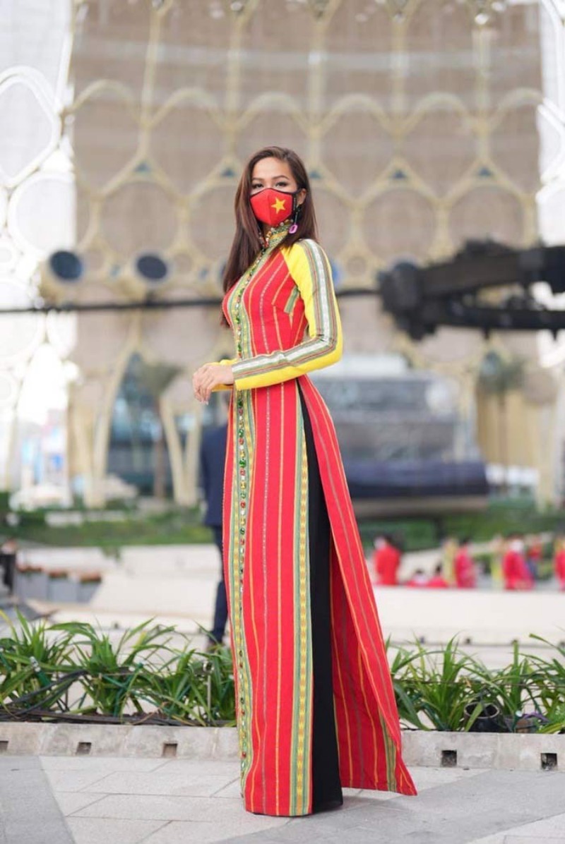 H'Hen Niê diện lại áo dài cũ đi chấm thi Hoa hậu-7