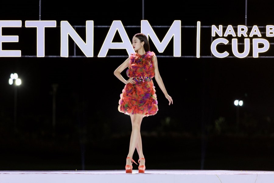 Top 38 thí sinh Miss World Vietnam trình diễn thời trang dưới mưa-2