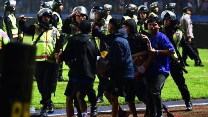 Báo Indonesia: Cảnh sát vi phạm quy định FIFA dẫn đến thảm kịch-2