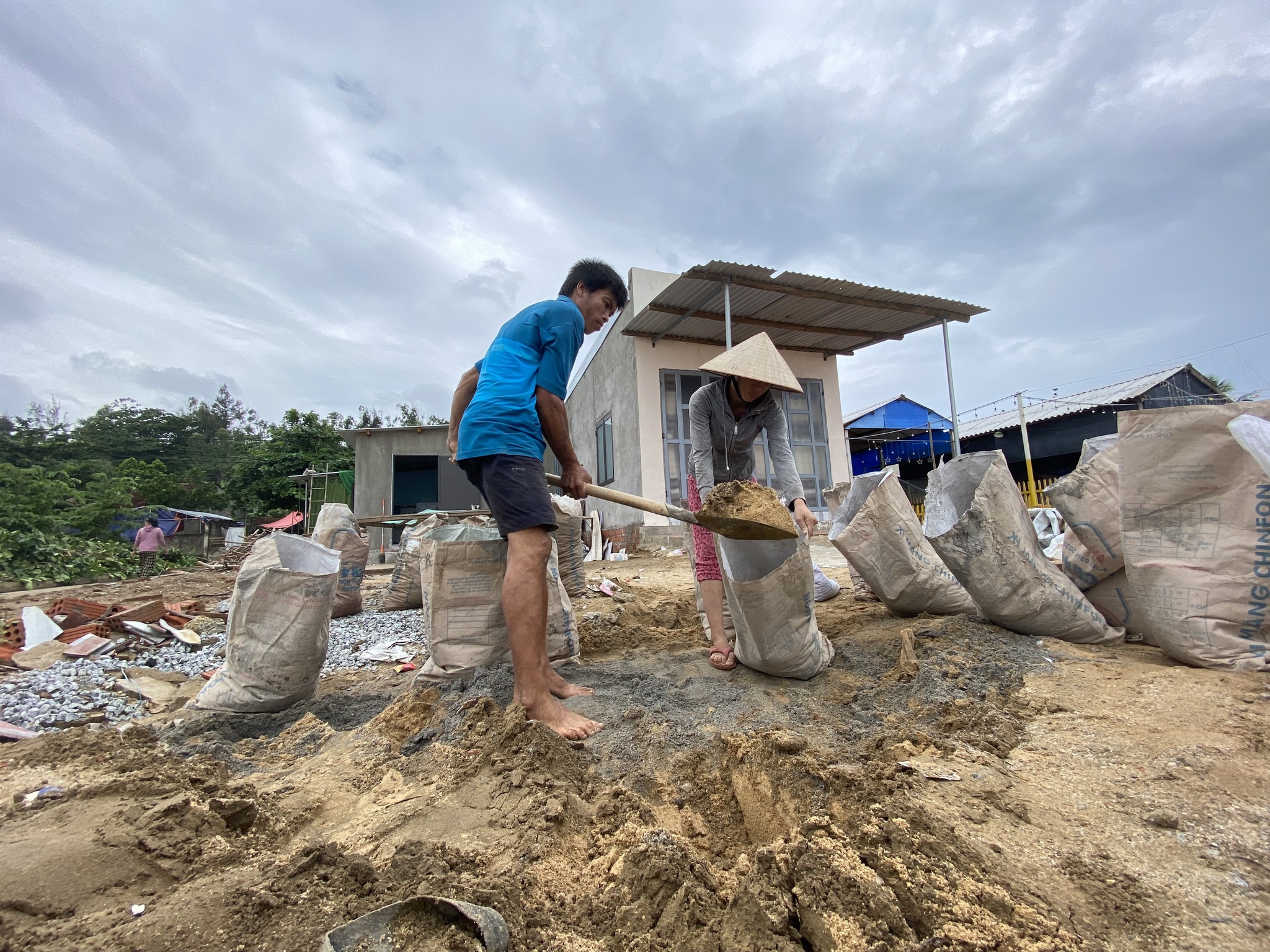 Quảng Ngãi: Dân biển bỏ ăn, bỏ ngủ chằng chống nhà cửa ứng phó bão Noru-3