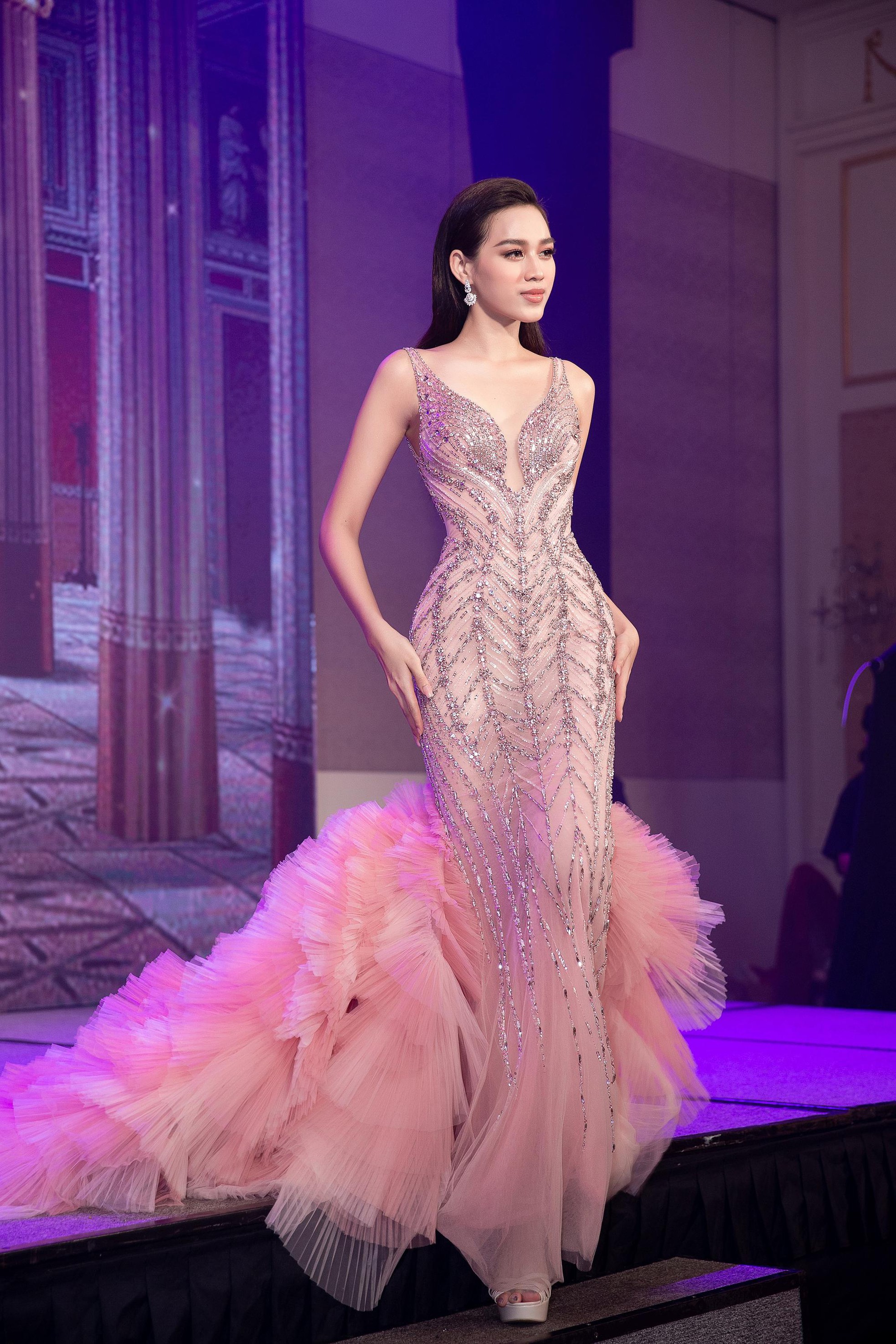 Mặc lại váy chung kết Miss World của Đỗ Thị Hà, Lâm Khánh Chi hóa búp bê quyến rũ ở tuổi 45-7