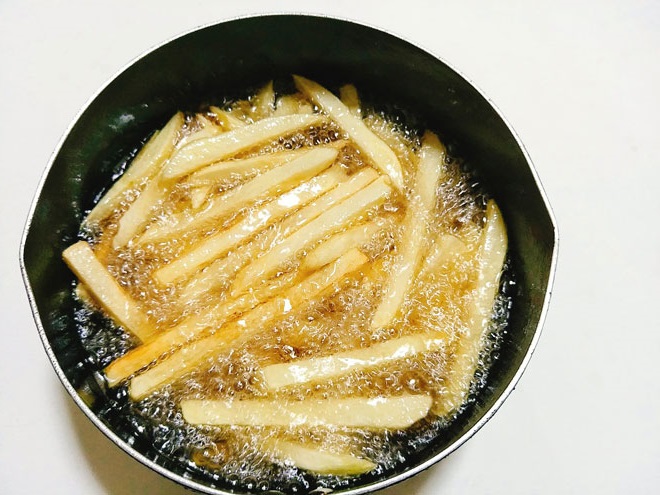 Chiên khoai tây dừng cho vào chảo dầu ngay, làm thêm 2 bước khoai giòn tan, để không ỉu-4