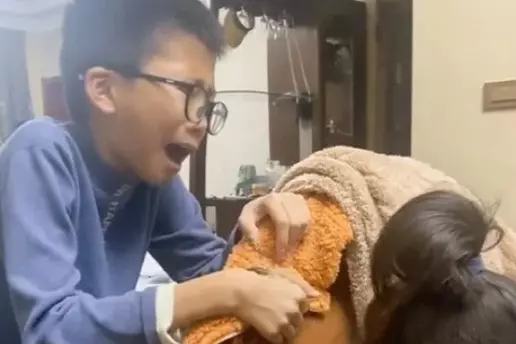 Trung Quốc: Cậu bé bật khóc khi dạy học cho em gái bướng bỉnh-cover-img