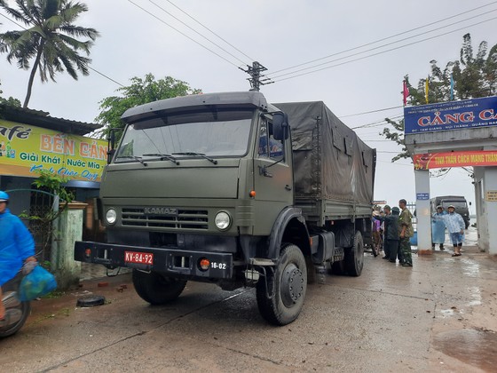 Hàng chục ngàn dân Quảng Nam gấp rút di tản đến nơi an toàn-5