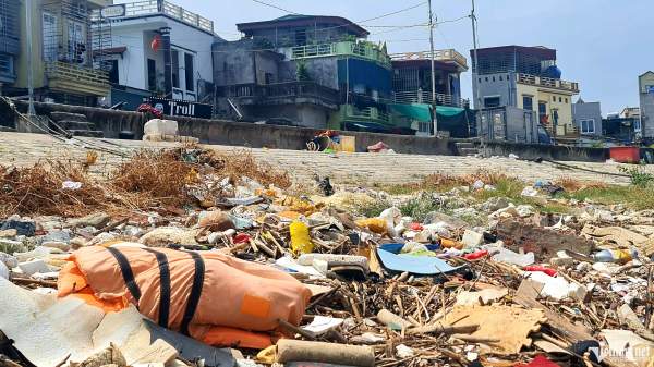 Bờ biển ở Thanh Hóa quanh năm ngập rác-3