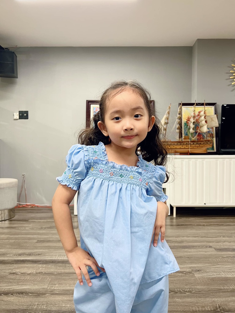 Con gái 4 tuổi của Khánh Thi - Phan Hiển ngày càng điệu đà-4
