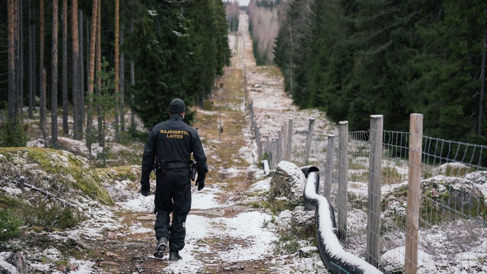 Phần Lan xây hàng rào biên giới với Nga, gắn camera, đèn và loa-1