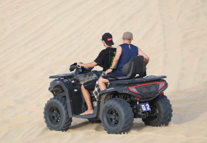 Đến cồn cát Quang Phú trải nghiệm trò chơi trượt cát, lái xe địa hình-7