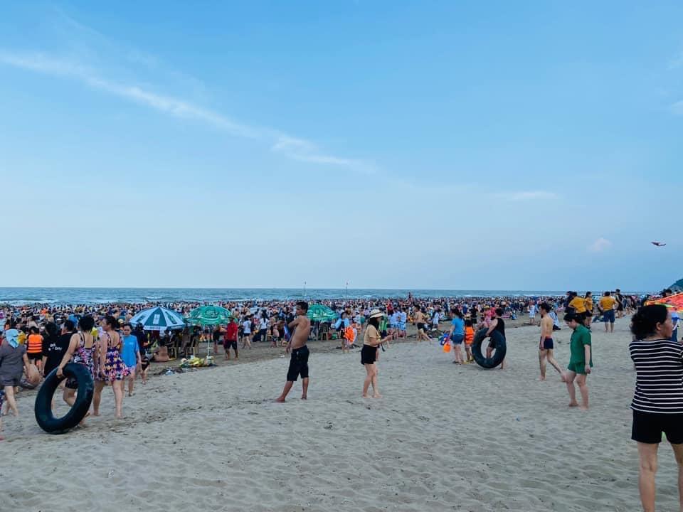 Bức ảnh HÃI nhất ngày nắng nóng: Biển Sầm Sơn nhìn mà hoảng-4