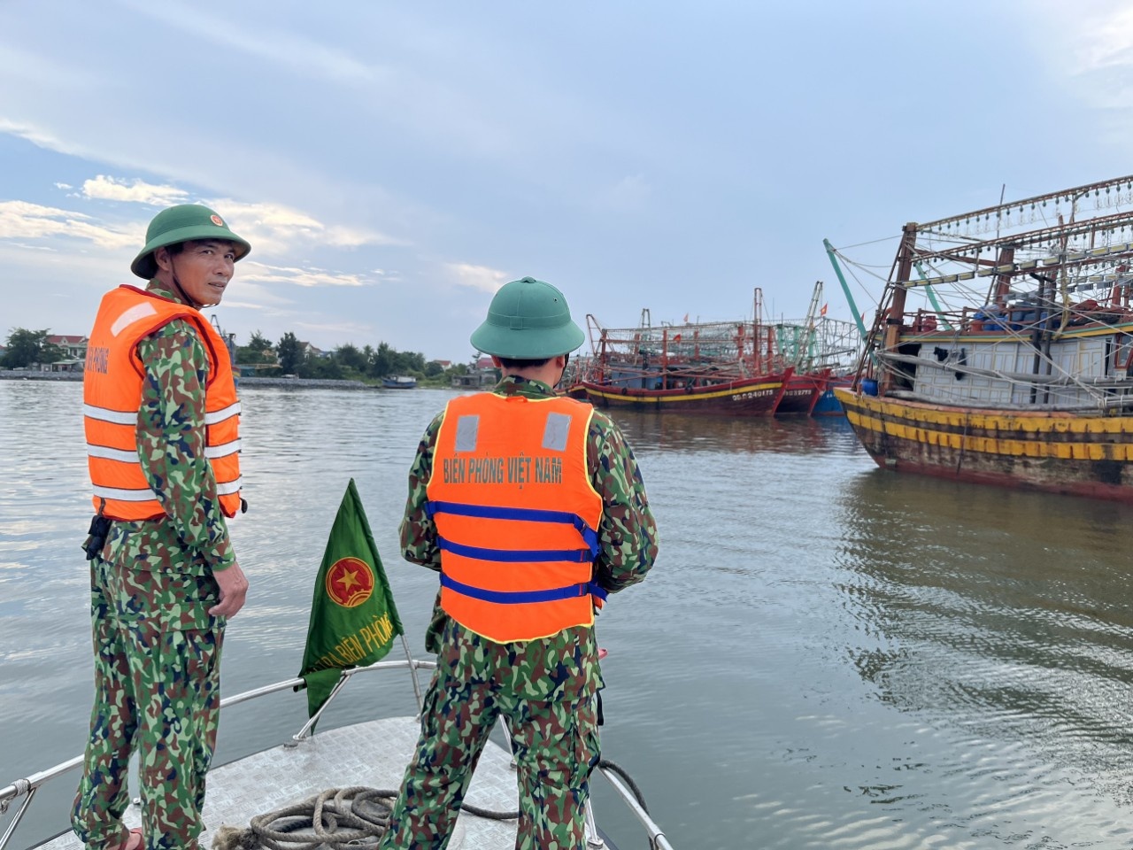 Quảng Bình: Một thuyền viên mất tích trên đường vào cảng Gianh trú bão Noru-cover-img