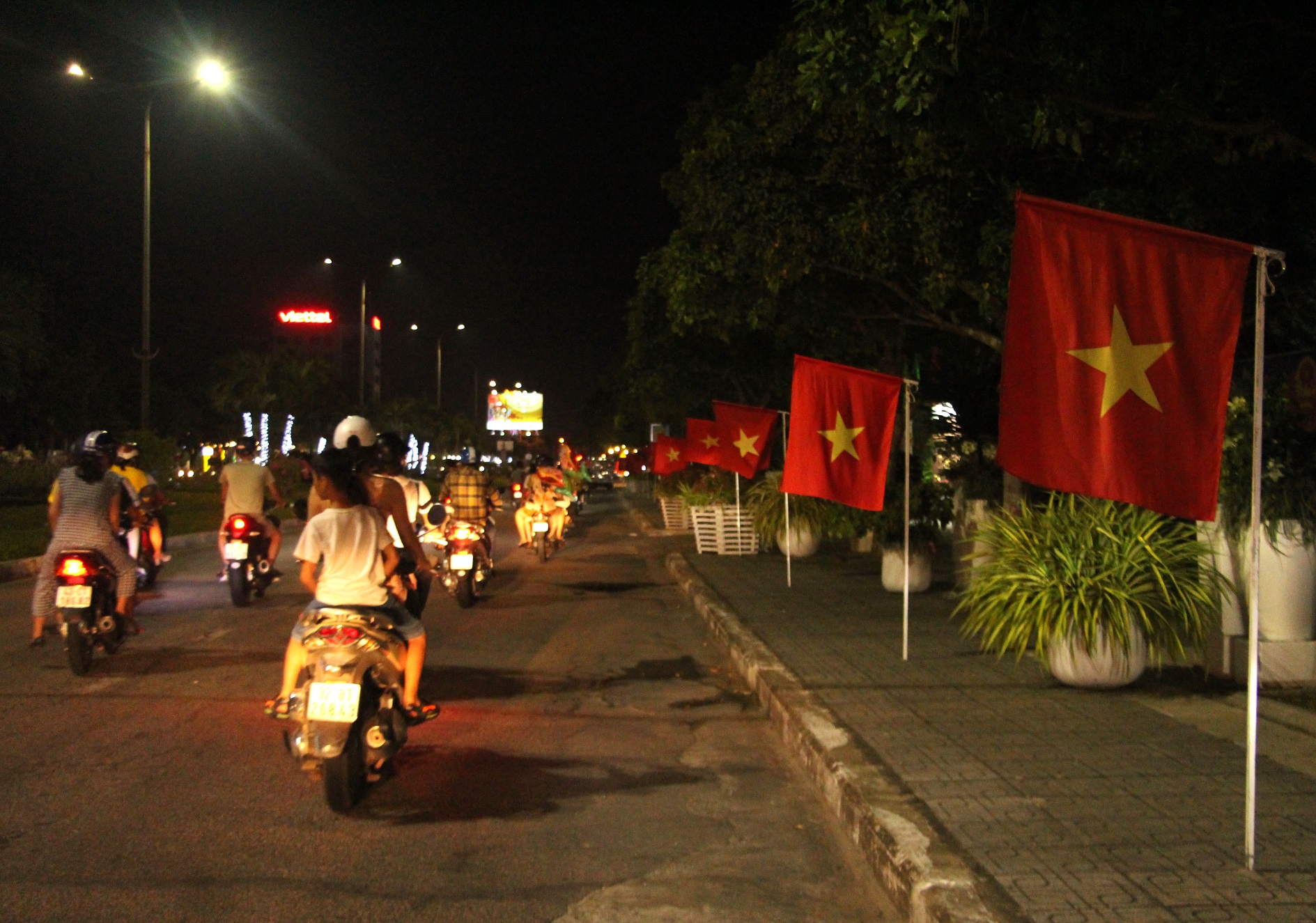 Quảng Nam: Đông nghịt người dân ở TP Tam Kỳ đổ ra đường xem múa lân-8