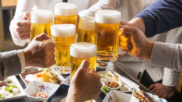 Uống bia để giải khát: Chuyên gia khuyến cáo không mát mà còn tăng nguy cơ đột quỵ-1