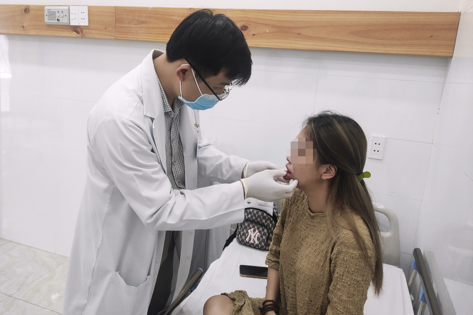 Tiêm filler Hàn Quốc để xóa nếp nhăn môi, 2 cô gái bị biến chứng nặng-1