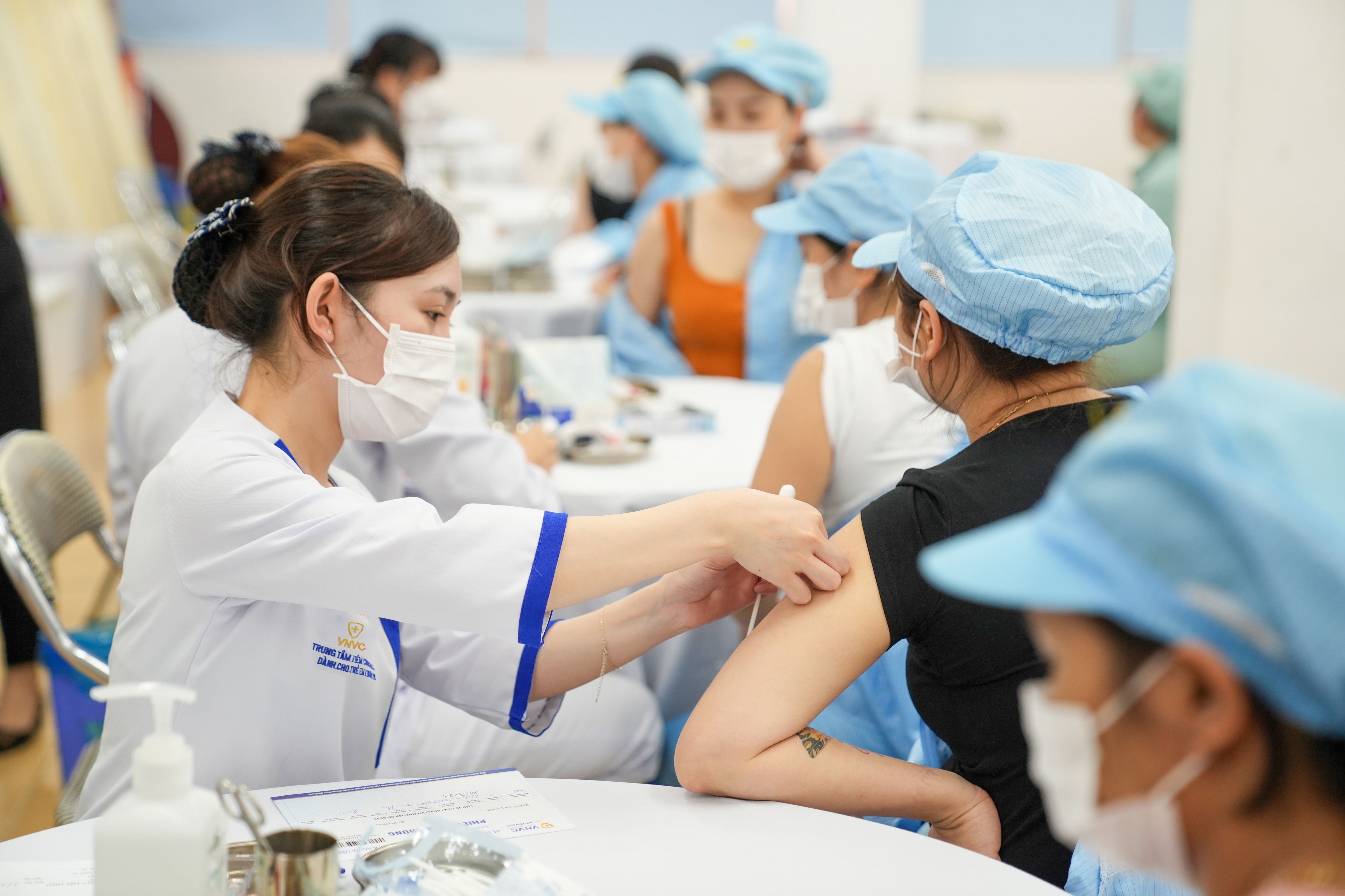 Doanh nghiệp chủ động tiêm vắc xin phòng cúm cho công nhân-1