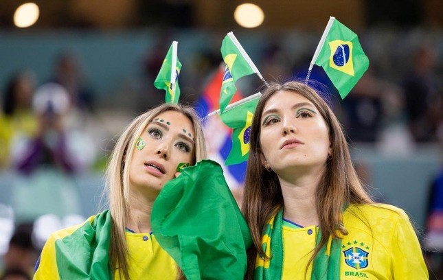Những nữ cổ động viên Brazil xinh đẹp trên khán đài World Cup 2022-14
