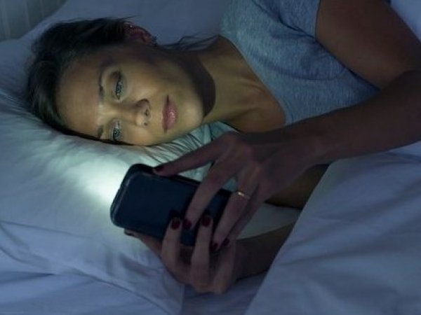 Thói quen khi lên giường gây mất ngủ, gặp ác mộng, hại sức khỏe: Trước người trẻ hay làm giờ người già cũng mắc-1