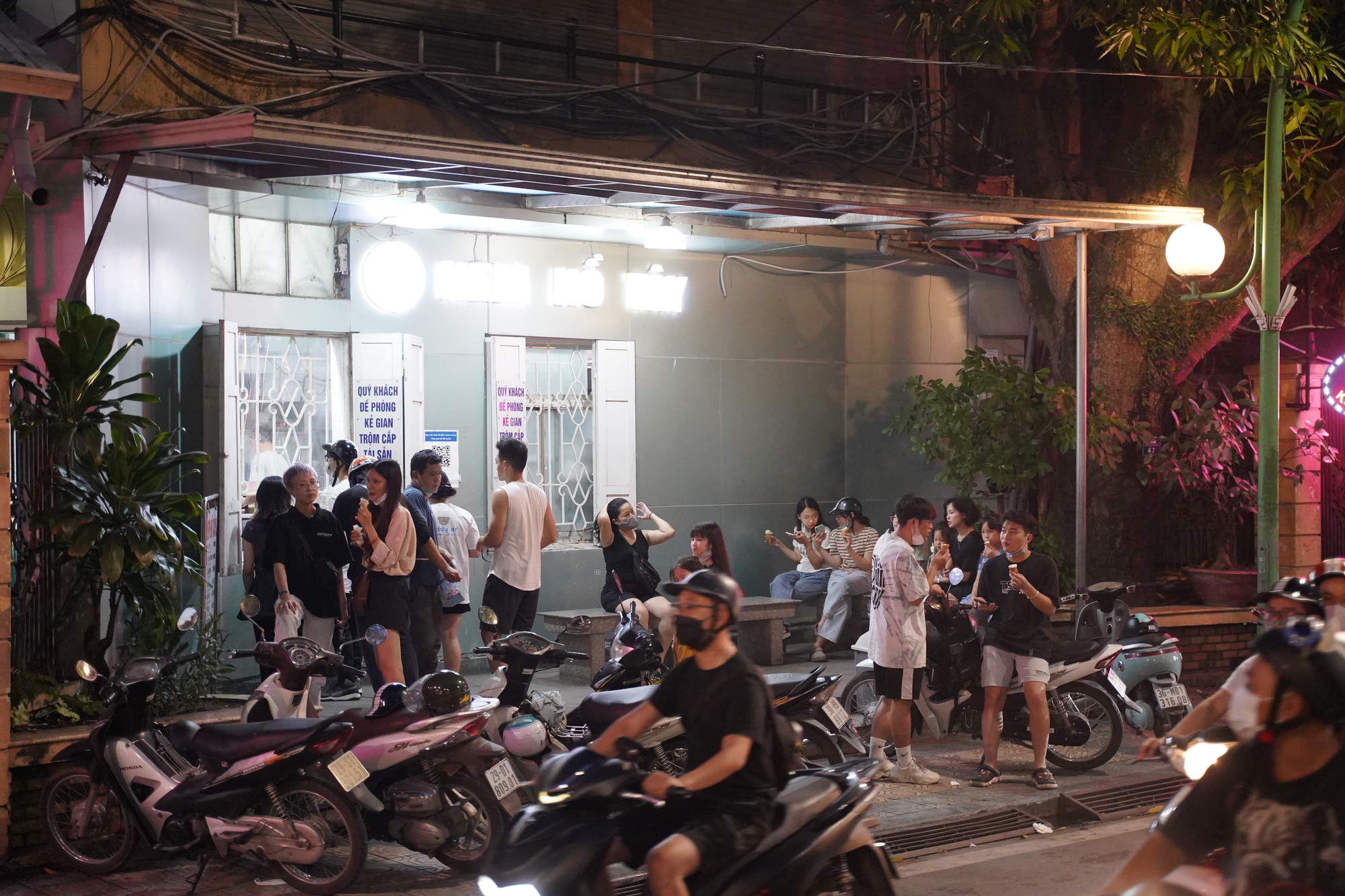 Cuối tuần, giới trẻ Hà Nội rủ nhau đi ăn kem đông nghịt ở những địa điểm trứ danh-1
