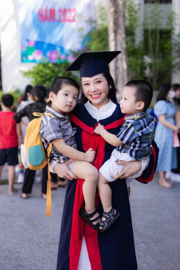 Lấy chồng hơn 9 tuổi, nữ sinh Hoa khôi Nghệ An vỡ kế hoạch, bế 2 con làm lễ tốt nghiệp-3