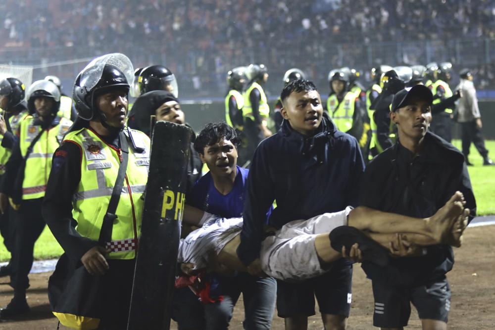Vụ giẫm đạp khiến 129 người chết trong thảm kịch bóng đá ở Indonesia-8