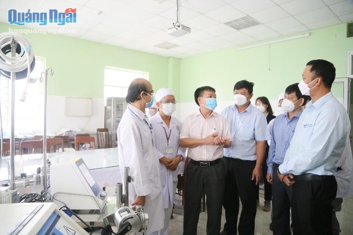 Công ty CP Thép Hòa Phát Dung Quất trao tặng máy ECMO cho Bệnh viện Đa khoa tỉnh-2