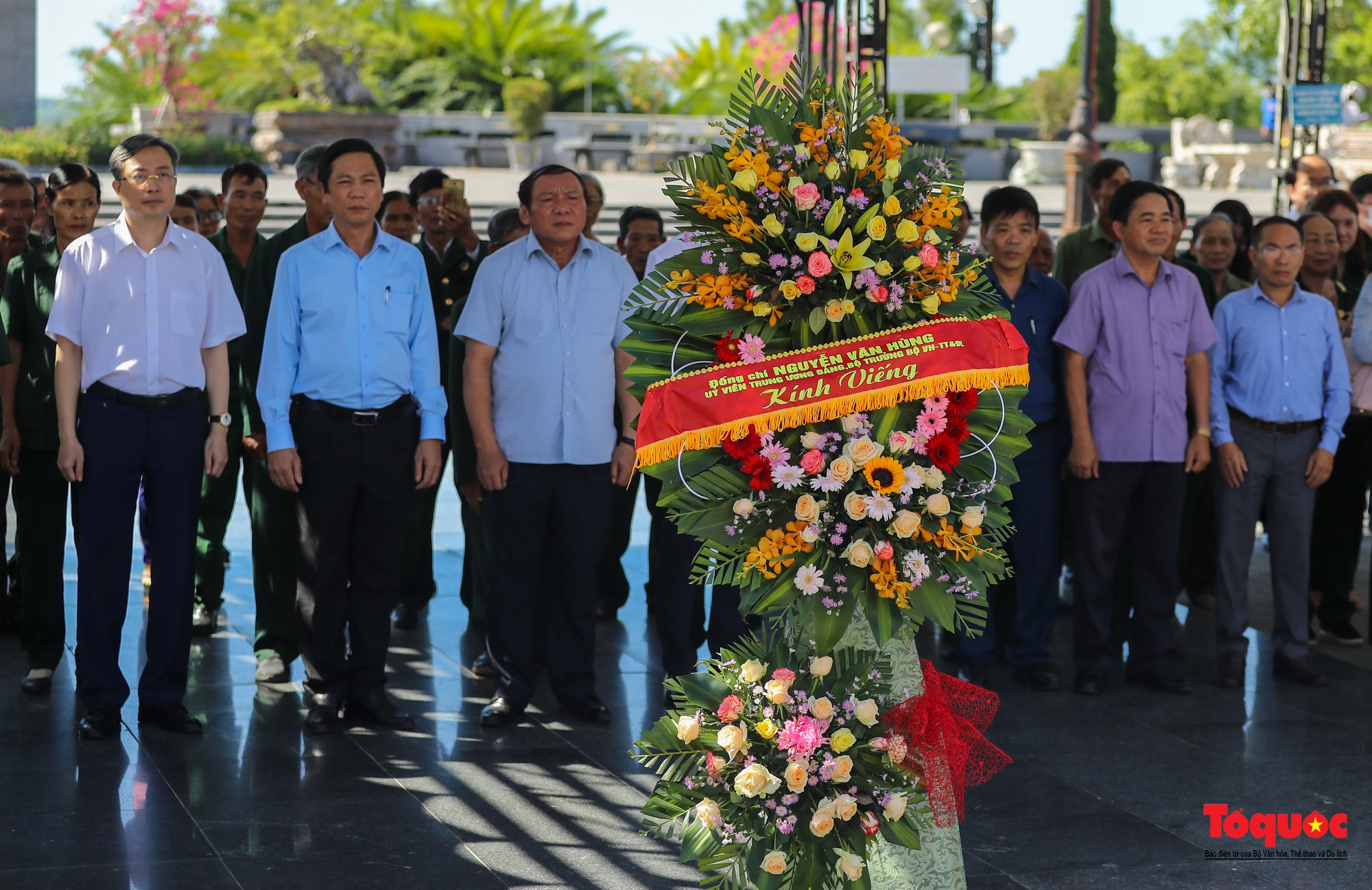 Bộ trưởng Bộ VHTTDL Nguyễn Văn Hùng dâng hương tri ân các liệt sỹ và tặng quà cho các cựu TNXP Quảng Trị-3