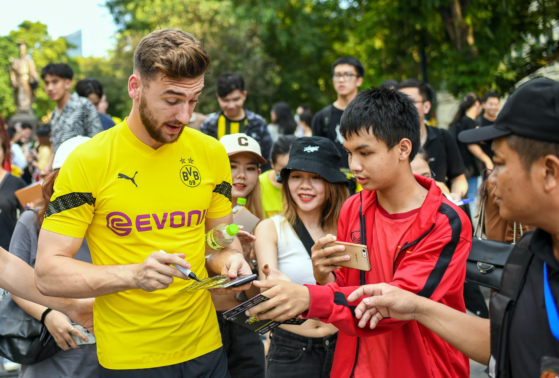 Cầu thủ Dortmund dạo phố bằng xích lô, chụp ảnh chung cùng fan hâm mộ-7