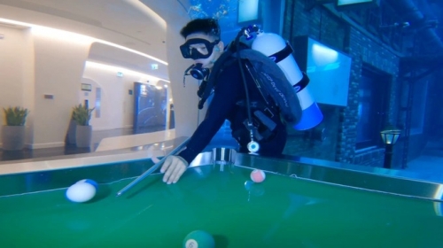 Khách Việt lặn ở bể bơi sâu nhất thế giới, trượt tuyết giữa sa mạc ở Dubai-2