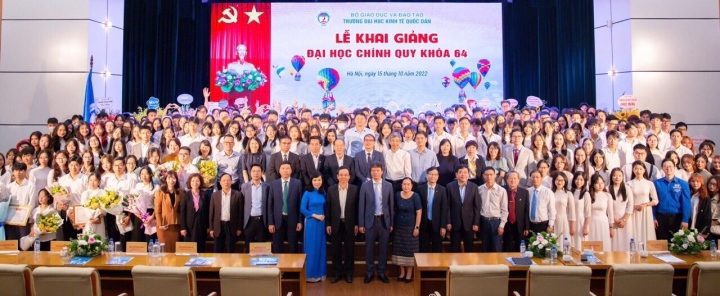 Bảo Việt trao học bổng 7 tỷ đồng cho sinh viên Đại học Kinh tế quốc dân-2
