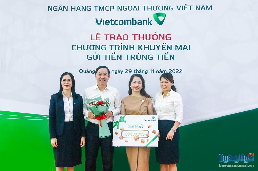 Vietcombank Quảng Ngãi: Trao thưởng chương trình Gửi tiền trúng tiền-1