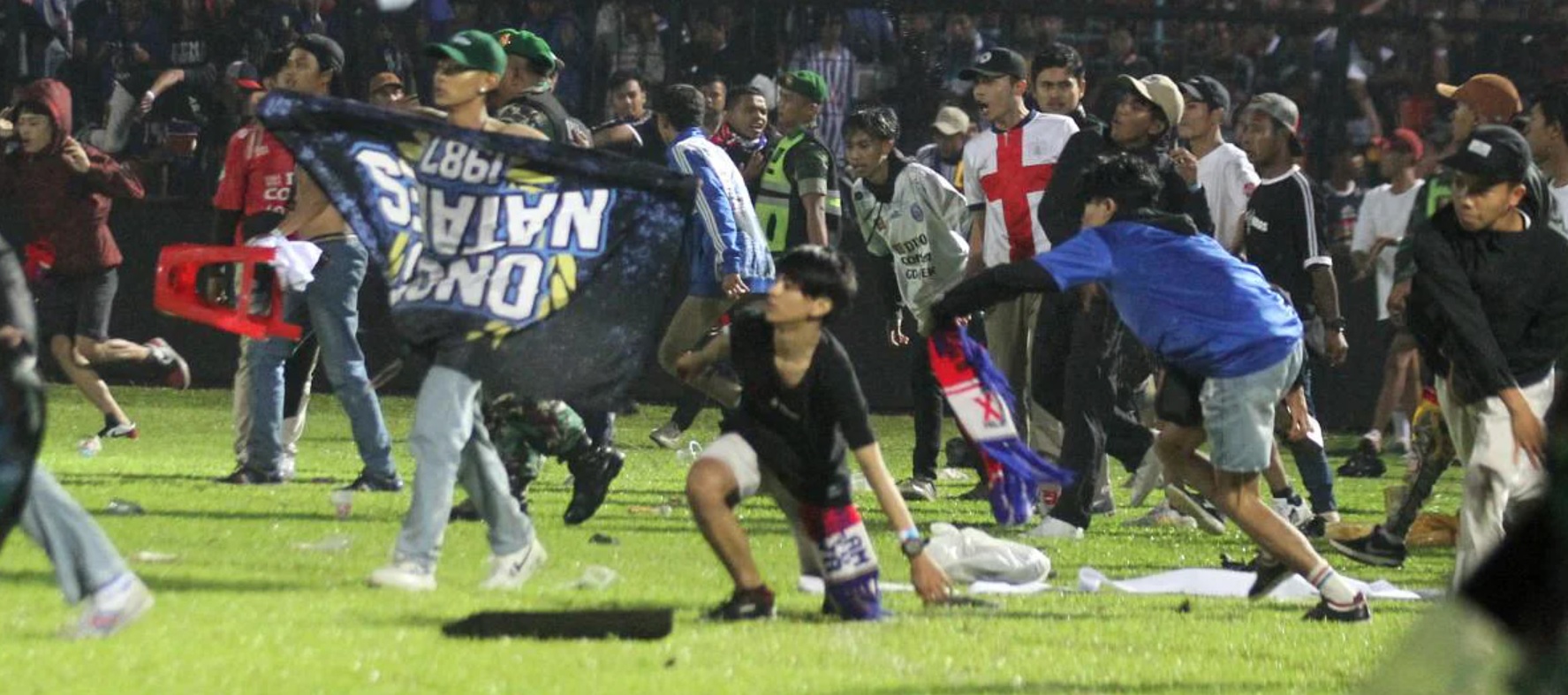 [Ảnh] Thảm cảnh giẫm đạp khiến hơn 170 người tử vong ở sân vận động Indonesia-1
