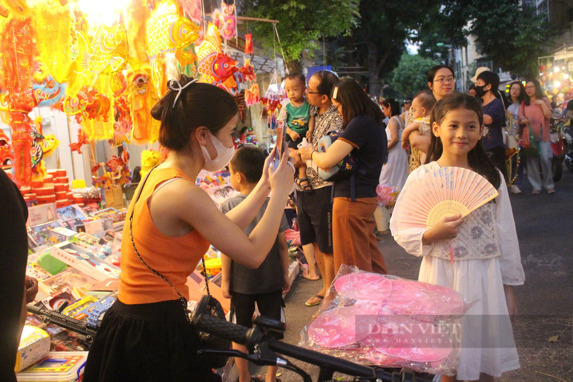 Hà Nội: Phố Hàng Mã "sáng đèn", du khách thỏa sức mua đồ Trung Thu sớm-9