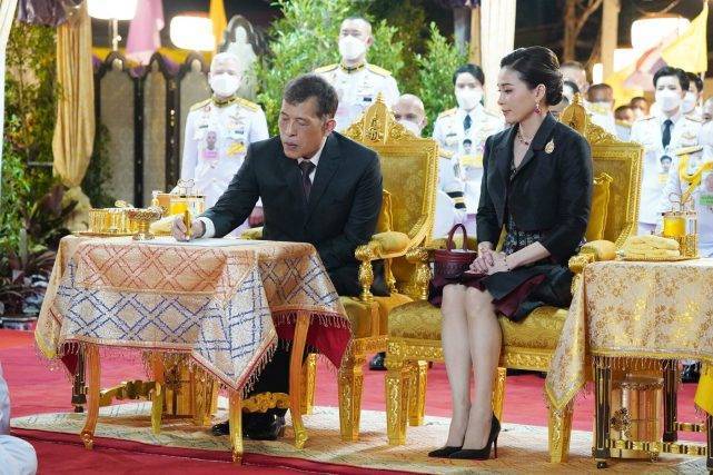 Chỉ cần một bộ váy nhã nhặn và áo choàng đơn giản, hoàng hậu Suthida (Thái Lan) đã thể hiện sự quý phái sang trong tột bậc, chiếm trọn tình cảm của người nhìn-10