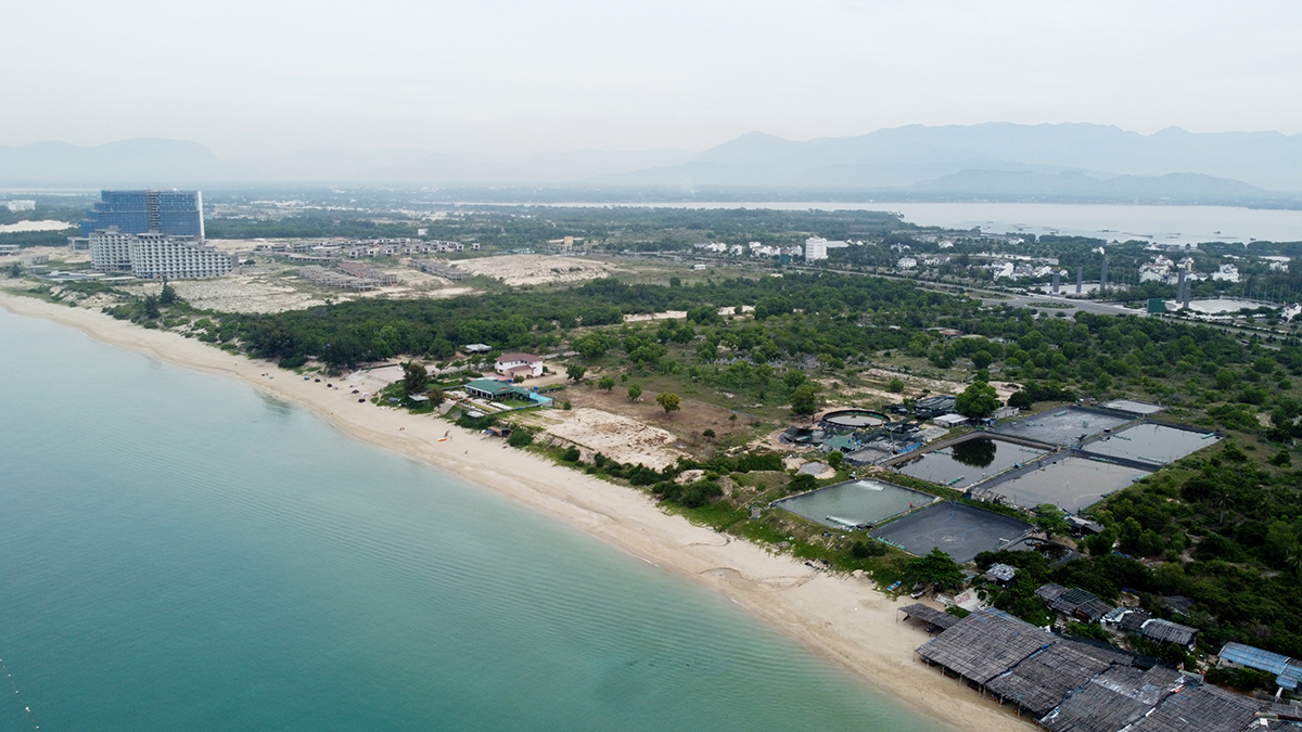 Khánh Hòa: Dân bức xúc vì nước thải trại nuôi tôm đổ ra biển Bãi Dài-2