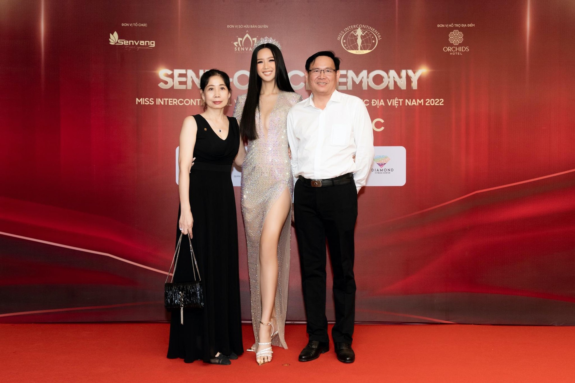 Á hậu Bảo Ngọc nổi bật với chiều cao "khủng" khi nhận sash từ đương kim Hoa hậu Liên lục địa 2021-2
