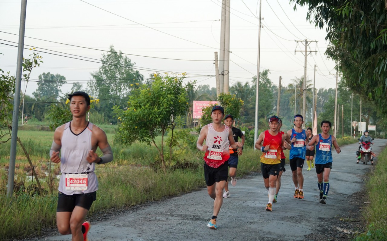 Hậu Giang: Ấn tượng với hơn 8.500 người chạy marathon trải nghiệm thiên nhiên miền Tây-6
