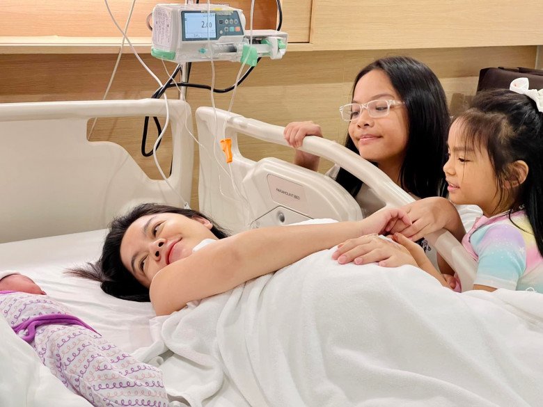 Phạm Quỳnh Anh khoe được bạn trai thức đêm, một mình chăm hai mẹ con cẩn thận ở viện-2