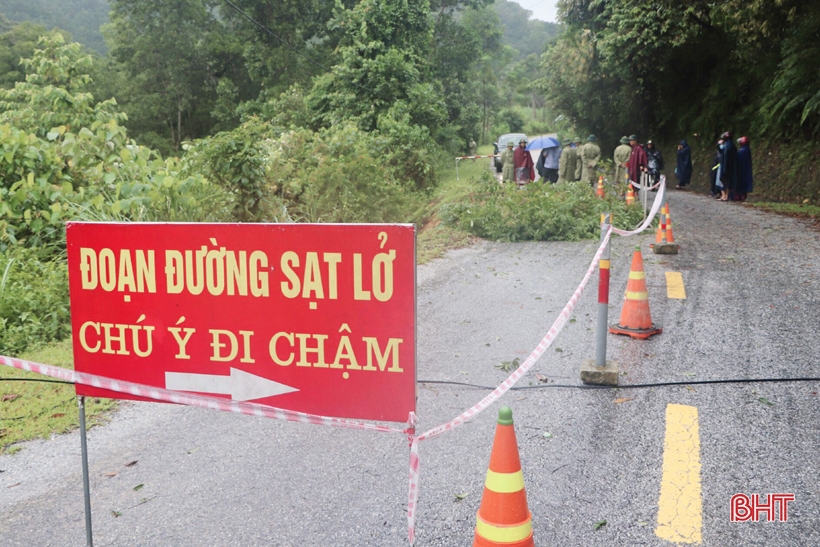 Vũ Quang: Nhiều tuyến đường bị sạt lở, vùng hạ du vẫn ngập sâu-6