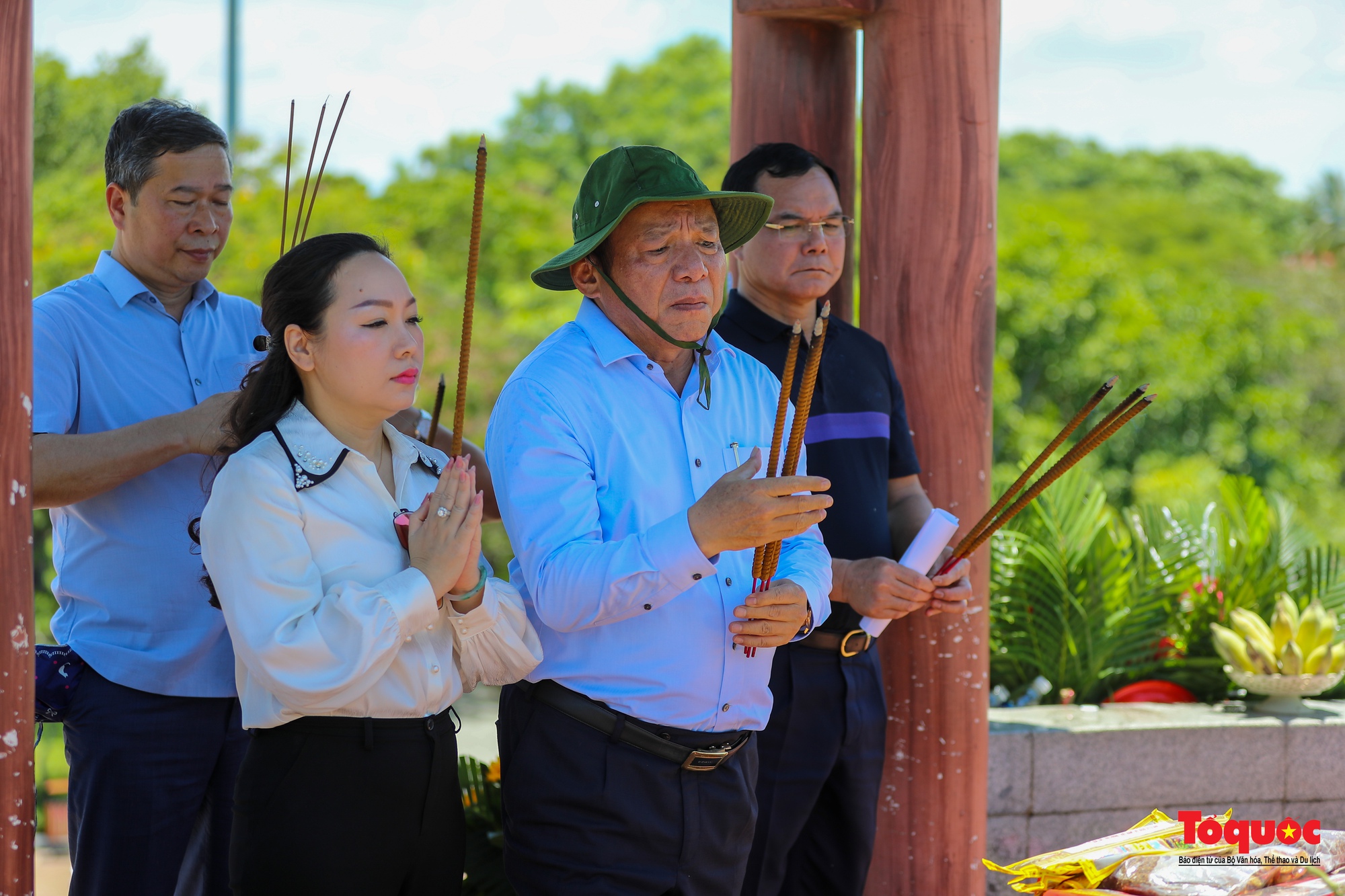 Bộ trưởng Bộ VHTTDL Nguyễn Văn Hùng dâng hương tri ân các liệt sỹ và tặng quà cho các cựu TNXP Quảng Trị-16